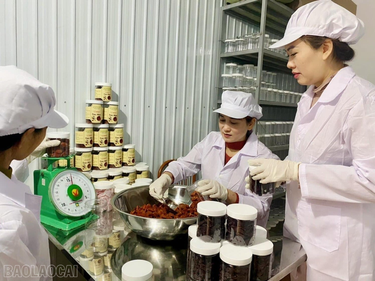 Các cơ sở kinh doanh thực phẩm luôn phải đề cao công tác đảm bảo vệ sinh ATTP trong sản xuất, chế biến. baolaocai-bl_attp1.jpg