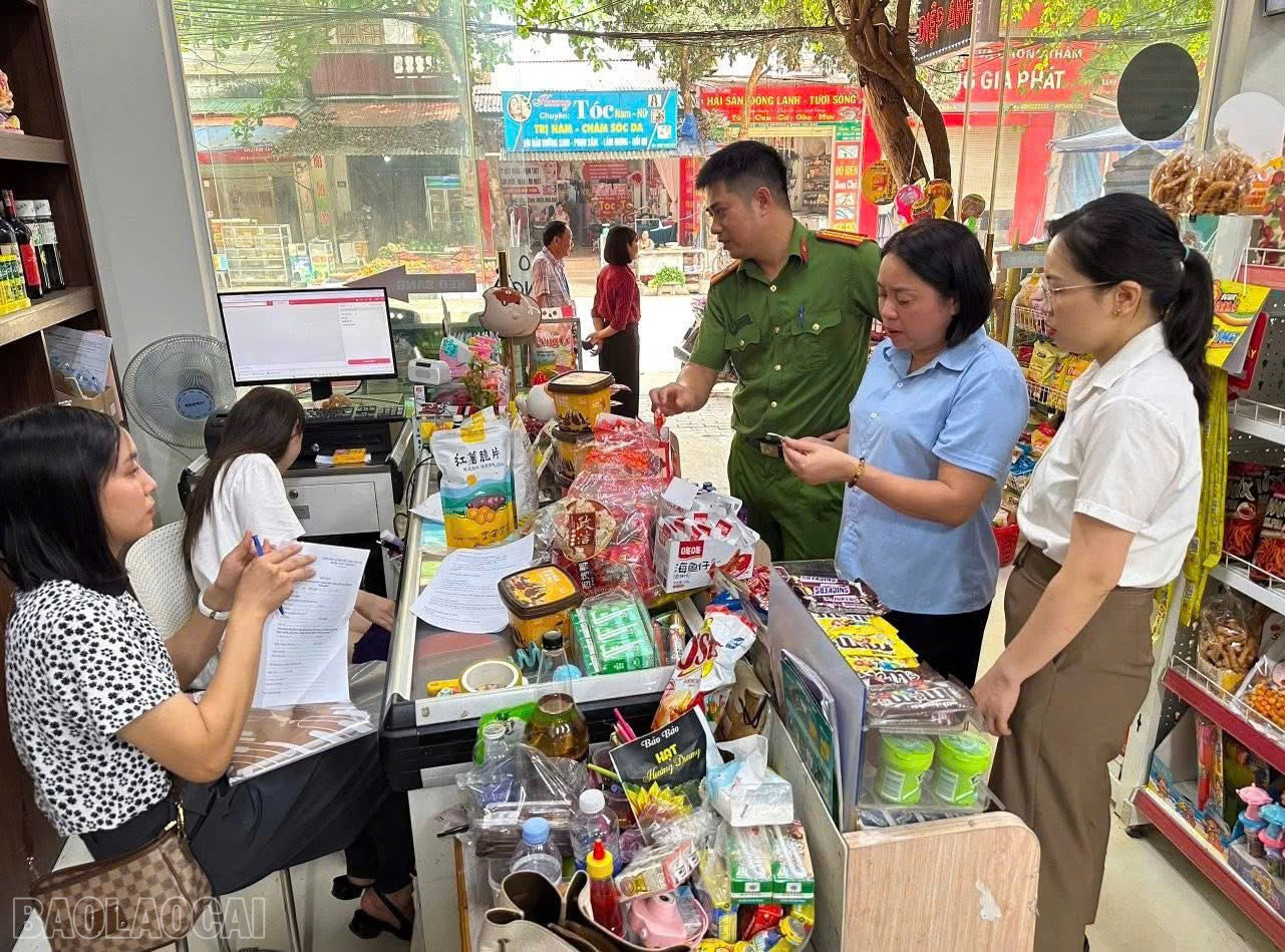 Đoàn kiểm tra liên ngành thị trấn Mậu A, huyện Văn Yên (cũ) kiểm tra công tác đảm bảo ATTP tại cơ sở kinh doanh nhân dịp tháng hành động vì ATTP năm 2025. baolaocai-bl_attp3.jpg
