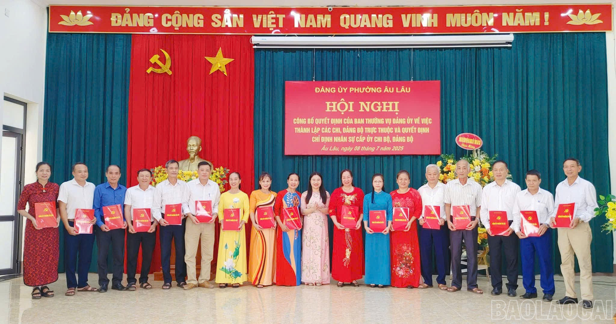 Các chi bộ tổ dân phố nhận quyết định. baolaocai-br_au-lau-3.jpg