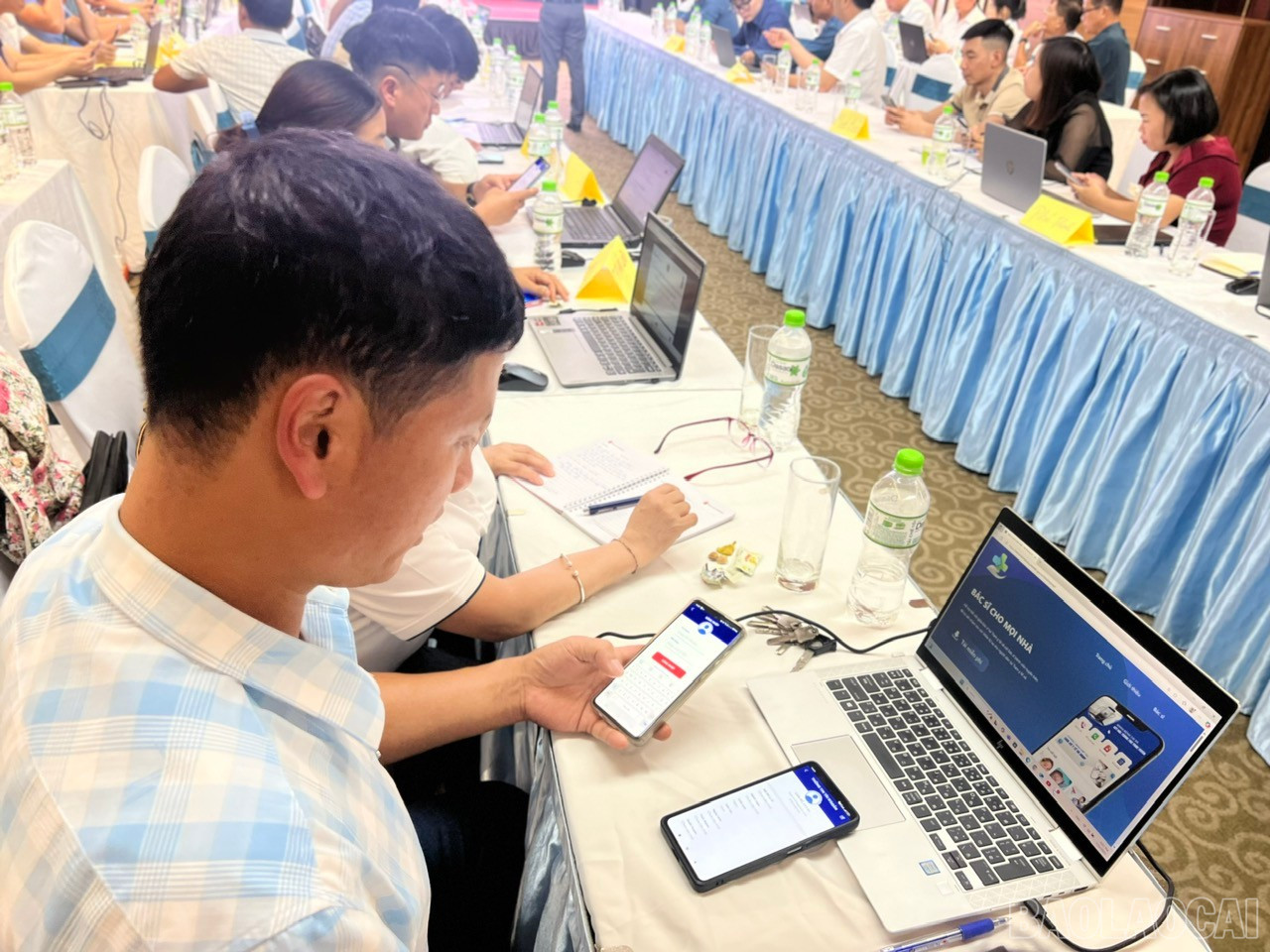 Học viên cài đặt phần mềm trên thiết bị di động. baolaocai-br_cai-dat1.jpg