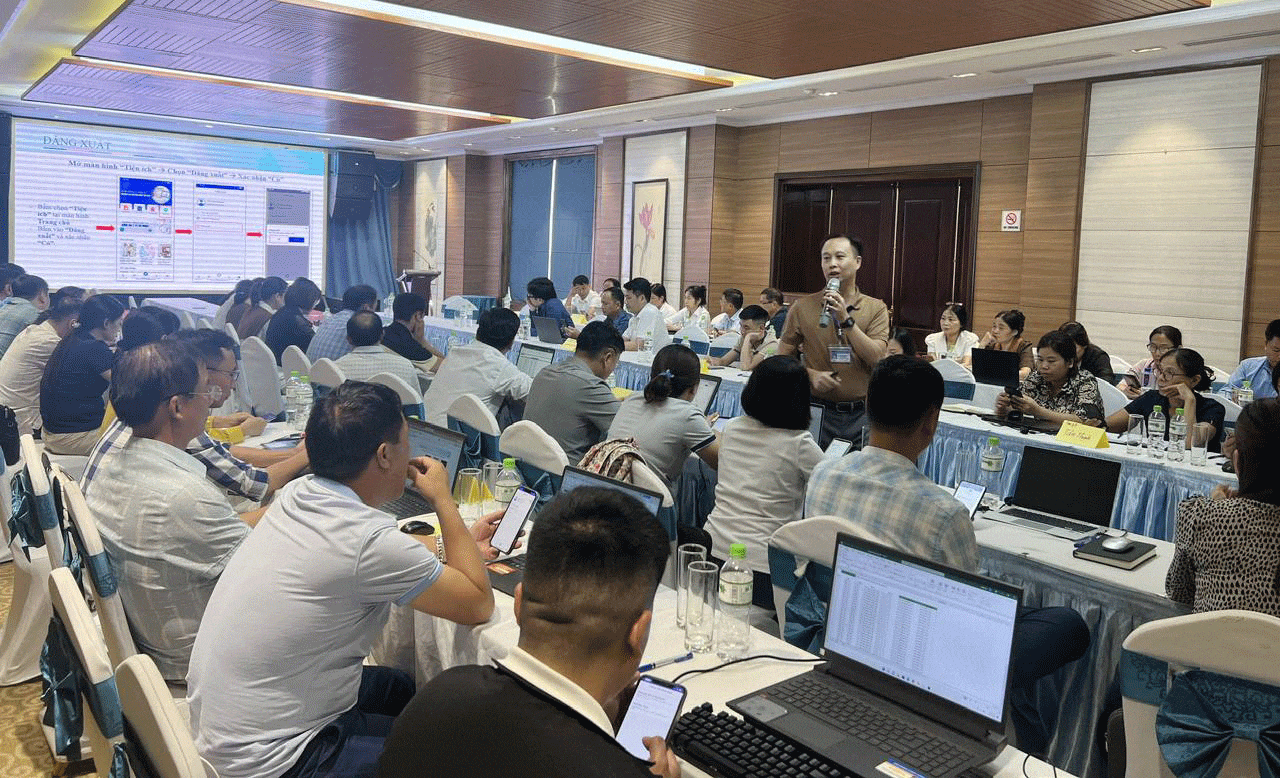 Giảng viên giới thiệu về phầm mềm “Bác sĩ cho mọi nhà”. baolaocai-br_taphuan.gif
