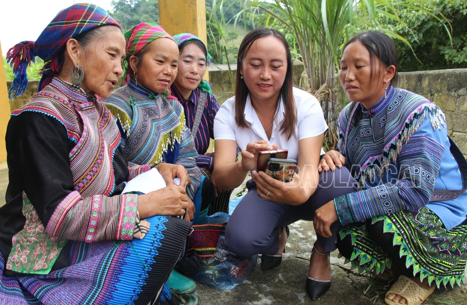 Cán bộ hội phụ nữ cơ sở hướng dẫn hội viên cách truy cập tài khoản Facebook, Zalo của hội.