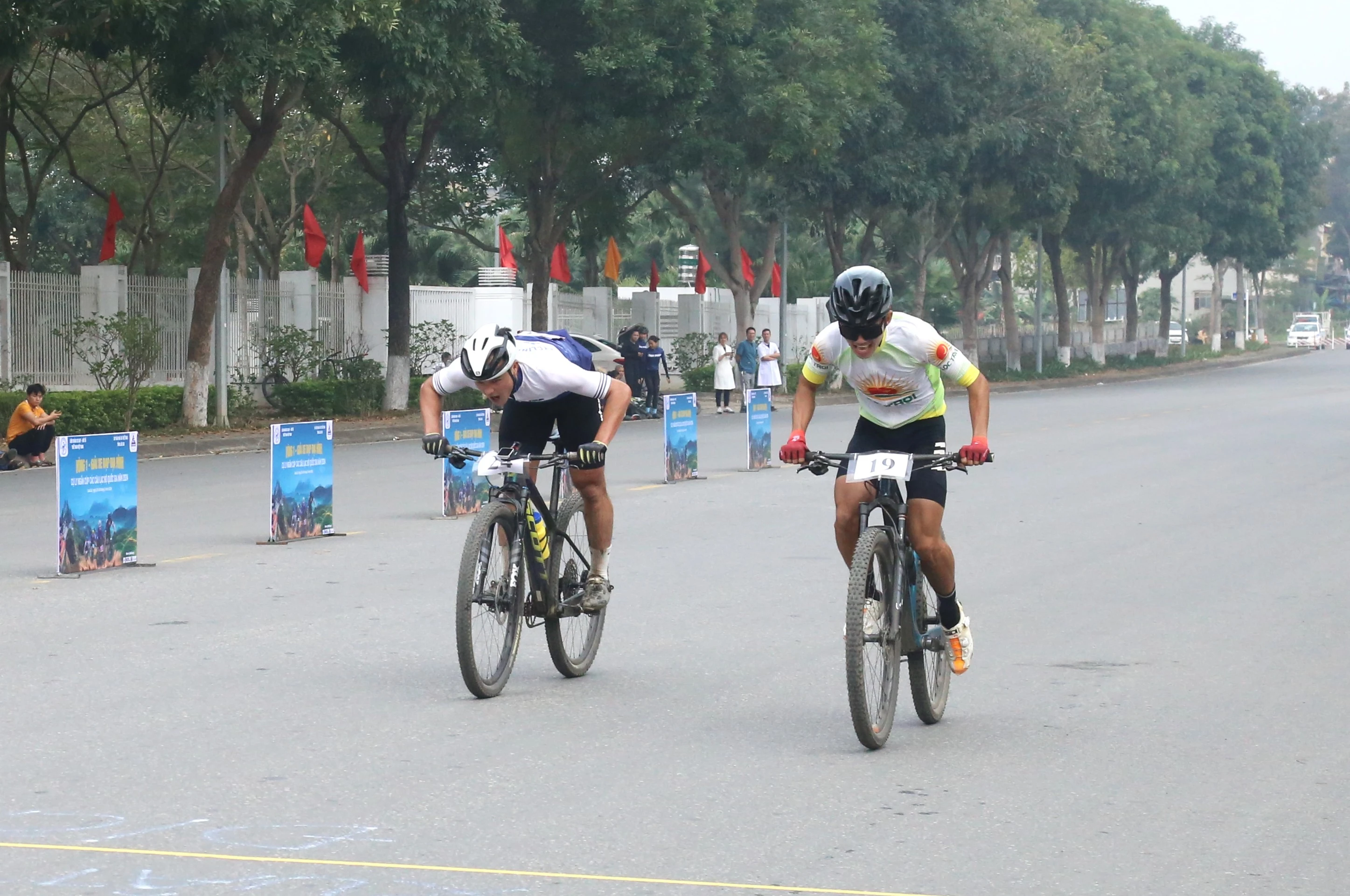 Các VĐV thi đấu quyết tâm và đầy máu lửa..JPG