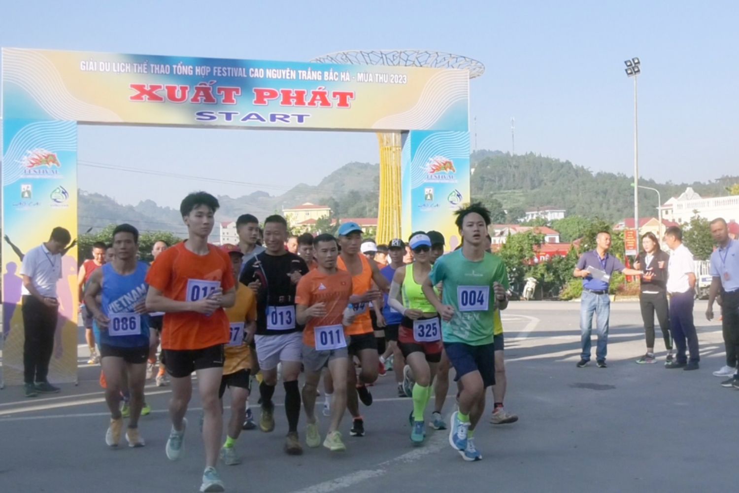 Các vận động viên xuất phát từ dinh Hoàng A Tưởng. (ảnh: Lê Hiếu) Các vận động viên xuất phát từ dinh Hoàng A Tưởng.jpg
