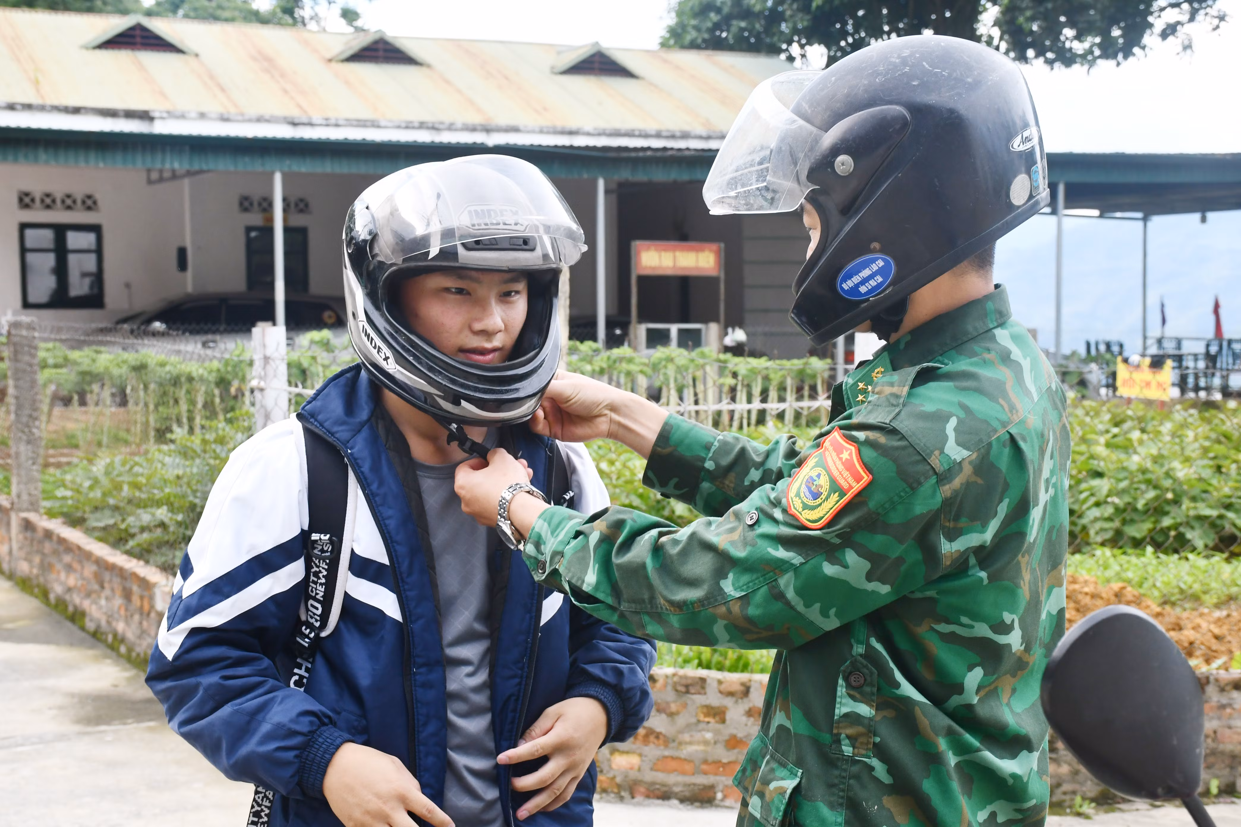 Cán bộ, chiến sĩ Đồn Biên phòng Si Ma Cai tận tình giúp đỡ Hùng trong suốt kỳ thi.jpg