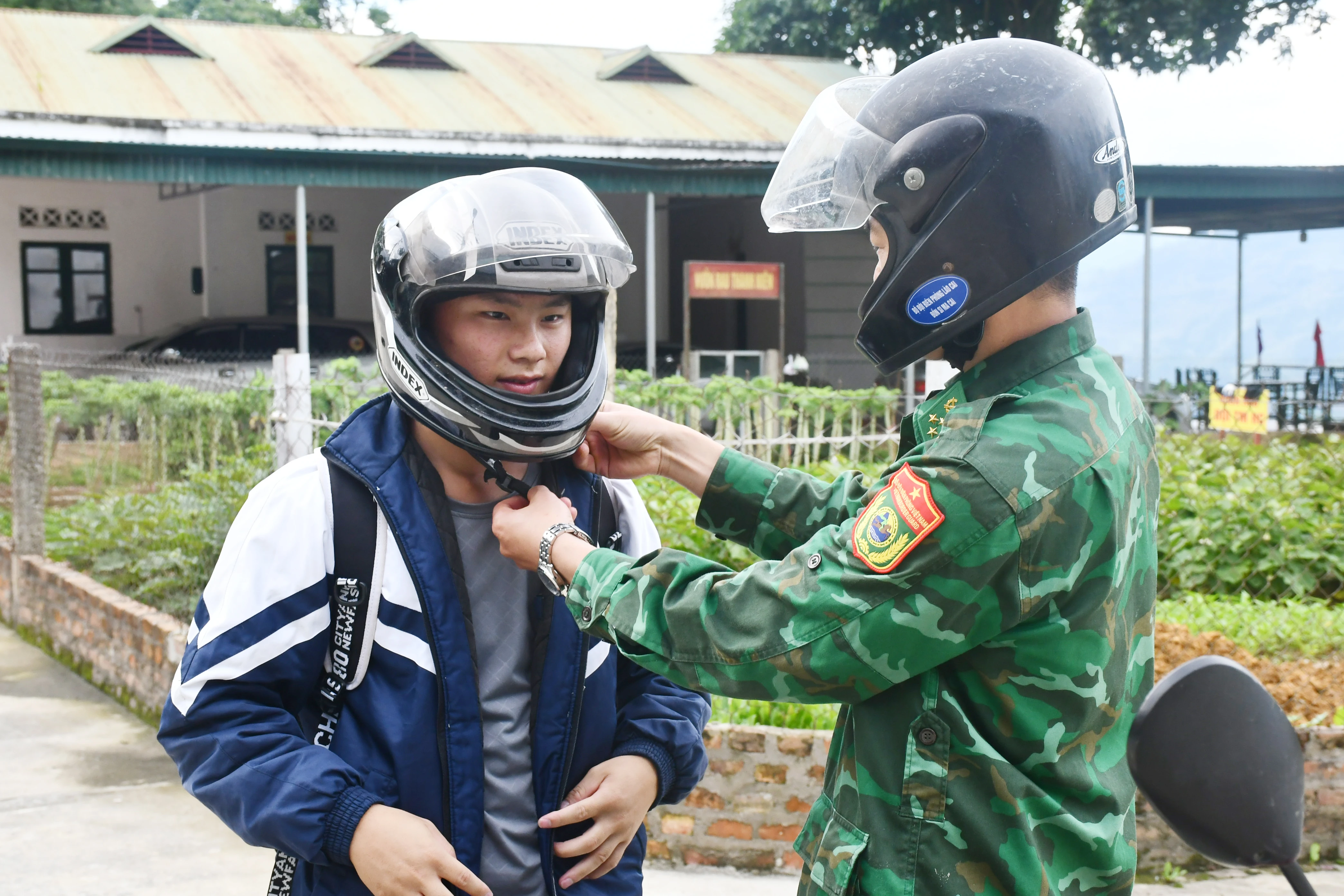 Cán bộ, chiến sĩ Đồn Biên phòng Si Ma Cai tận tình giúp đỡ Hùng trong suốt kỳ thi.jpg