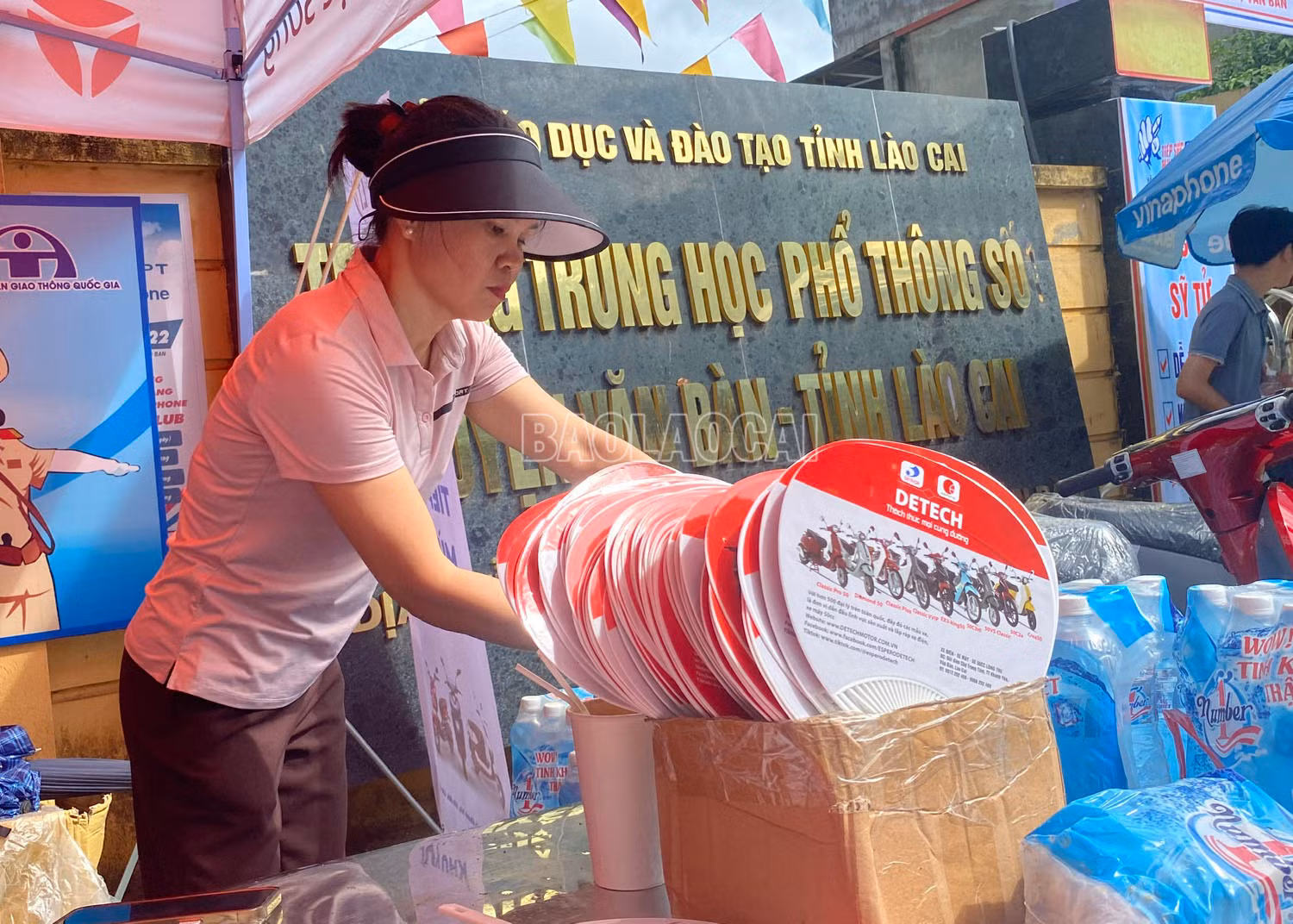 Chị Mai Thu chuẩn bị đồ để phát miễn phí cho thí sinh dự thi..jpg