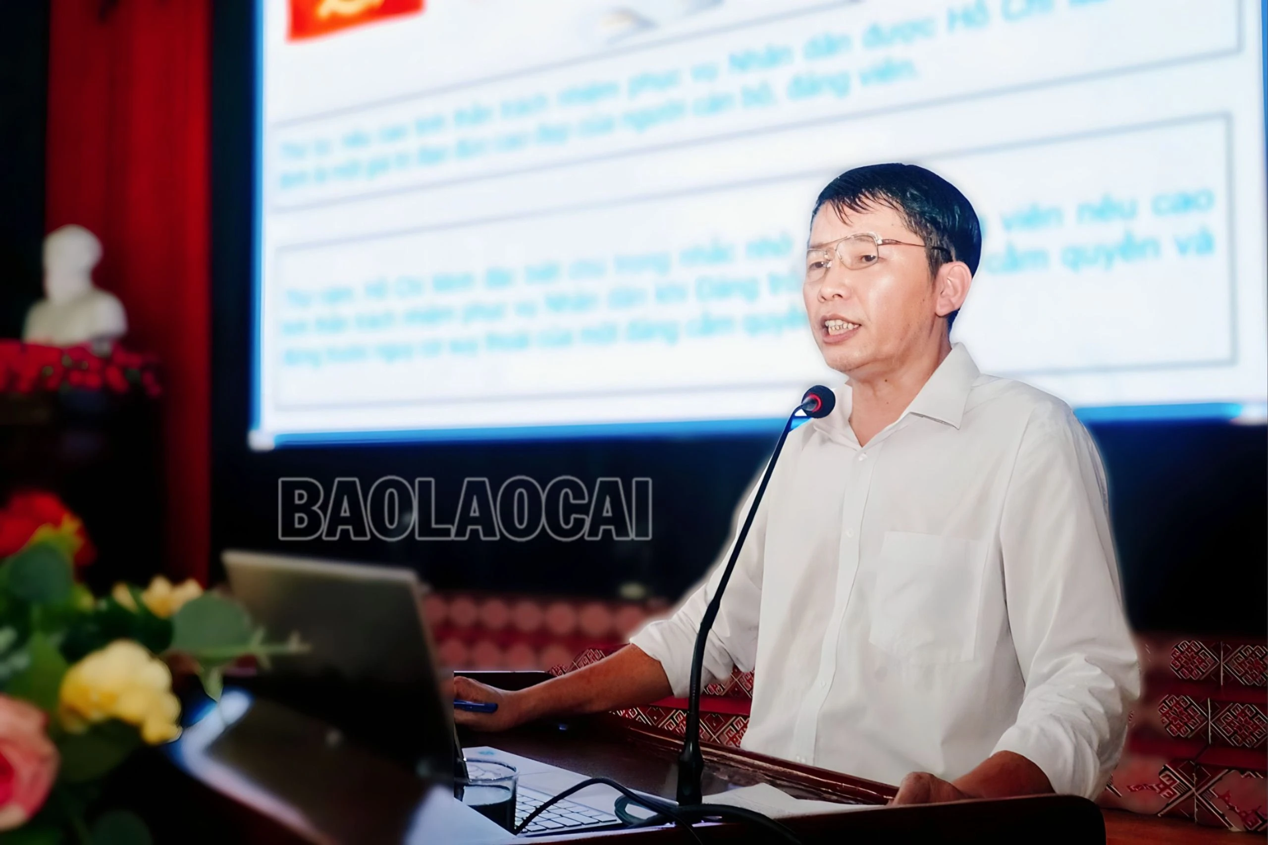 Báo cáo viên Nguyễn Văn, Phó Ban Tuyên giáo Đảng ủy Khối Cơ quan - Doanh nghiệp tỉnh tuyên truyền, giảng dạy cho tân sinh viên - người học..jpg