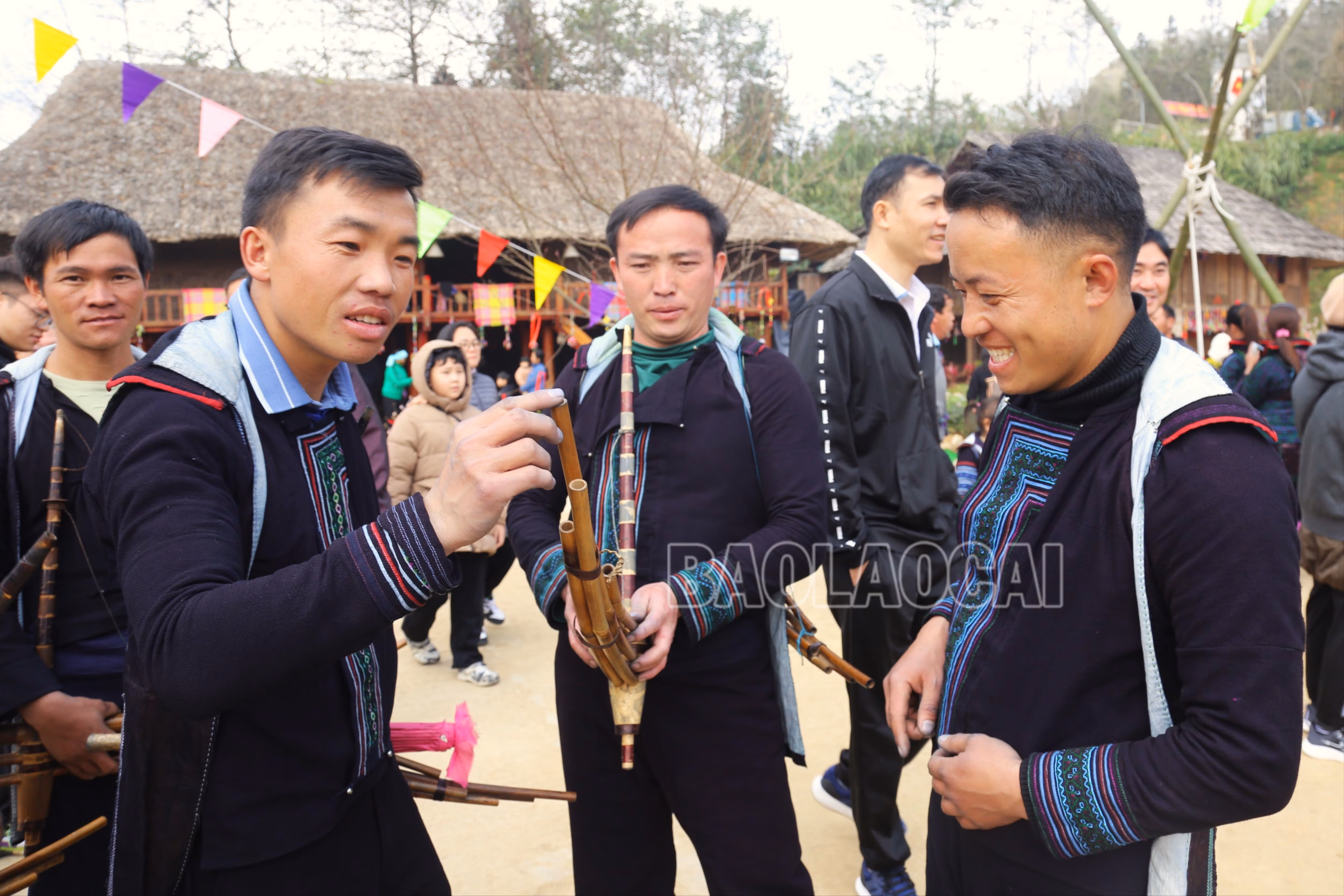 Khoe chiếc khèn mới làm..JPG