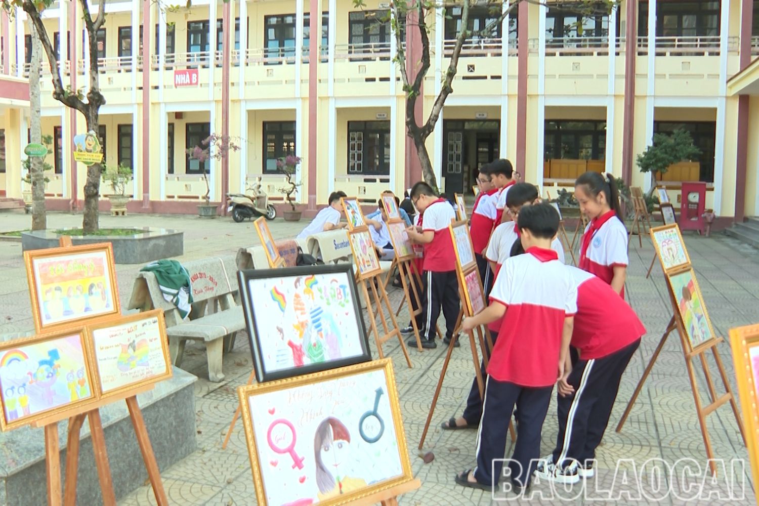 Trưng bày tranh vẽ về chủ đề "Đa dạng và hòa nhập giới". 3.jpg