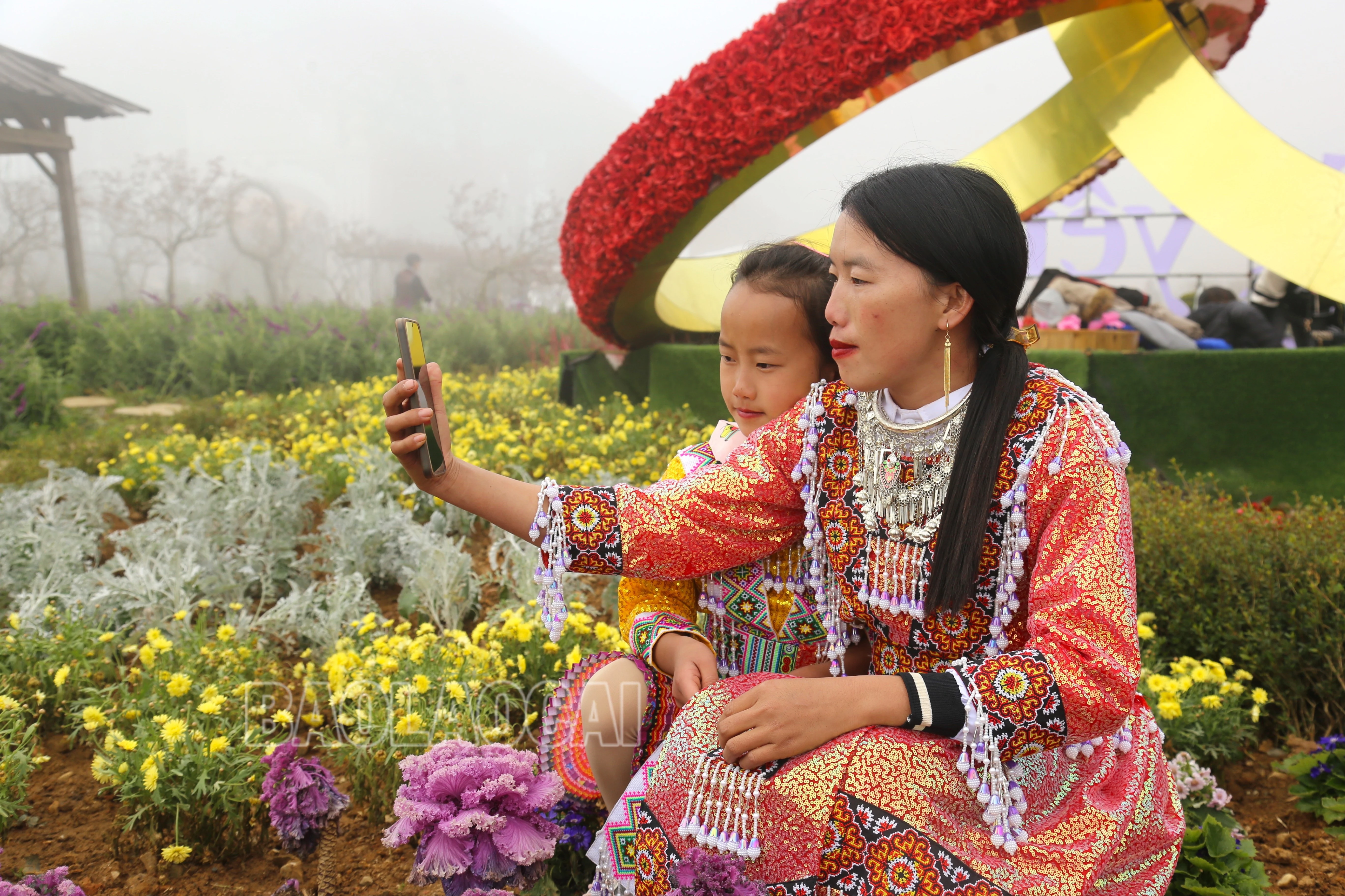 2 mẹ con người Mông Hoa cùng nhau đi du xuân..JPG