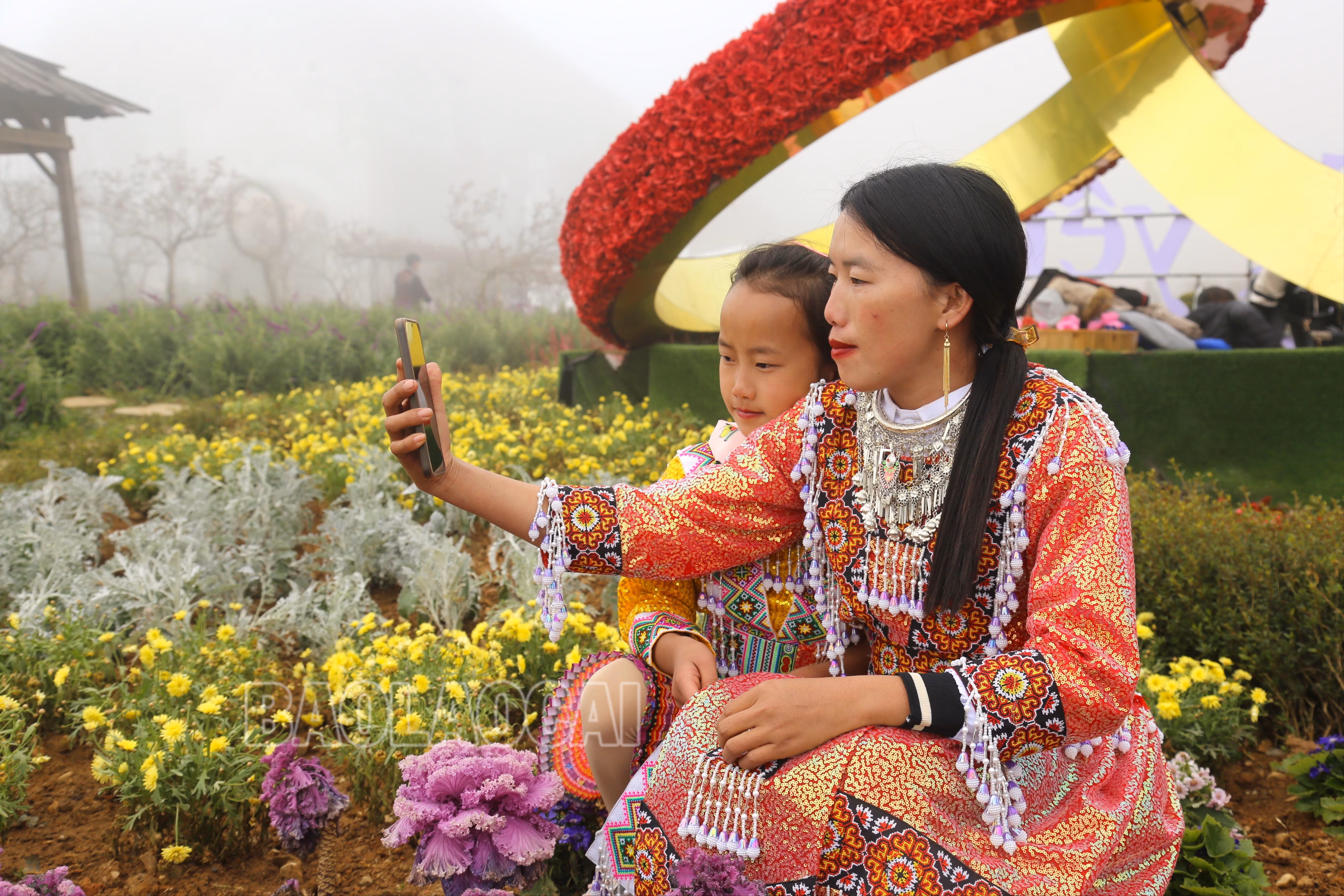 2 mẹ con người Mông Hoa cùng nhau đi du xuân..JPG