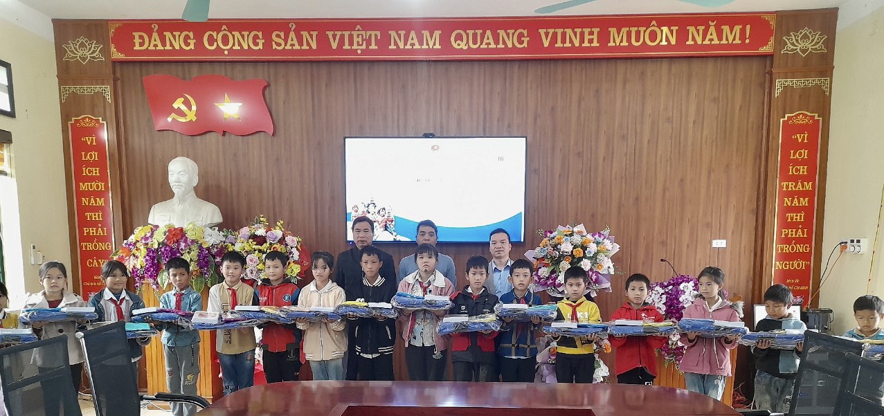Đại diện Quỹ Bảo trợ trẻ em tỉnh Lào Cai trao tặng bộ dụng cụ học tập cho 60 trẻ em có hoàn cảnh đặc biệt, khó khăn tại Trường Tiểu học Dương Quỳ, huyện Văn Bàn. z5035600550845-14990eb0f7fba1548fda9c9252a72fa0-7616.jpg