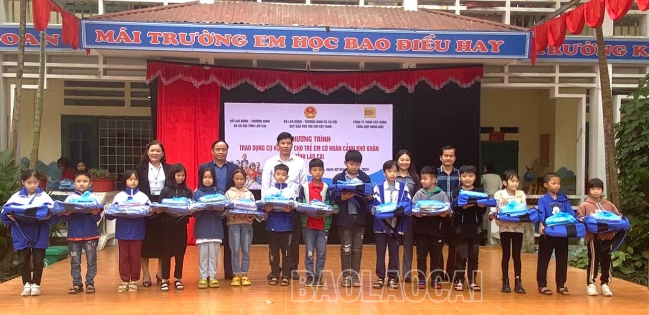 Đại diện Quỹ Bảo trợ trẻ em tỉnh Lào Cai trao tặng bộ dụng cụ học tập cho 60 trẻ em có hoàn cảnh đặc biệt, khó khăn tại Trường Tiểu học số 1 Xuân Giao, huyện Bảo Thắng. Đại diện Quỹ Bảo trợ trẻ em tỉnh Lào Cai trao tặng bộ dụng cụ học tập cho 60 trẻ em có hoàn cảnh đặc biệt, khó khăn tại Trường Tiểu học số 1 Xuân Giao, huyện Bảo Thắng.
