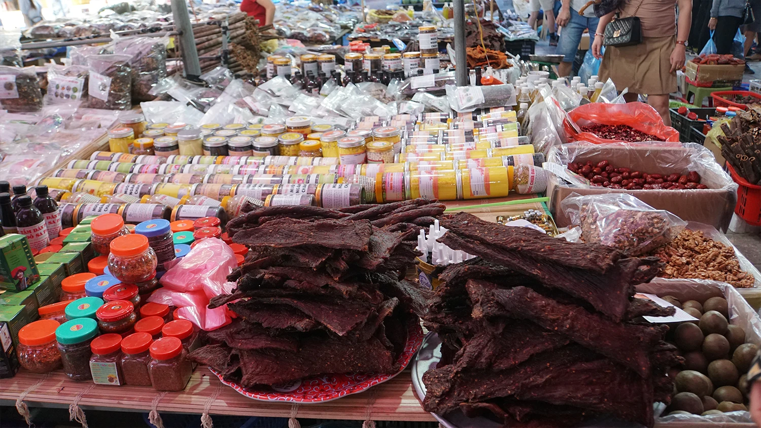 Nhiều đặc sản địa phương mà chỉ ở chợ phiên vùng Tây Bắc mới có.