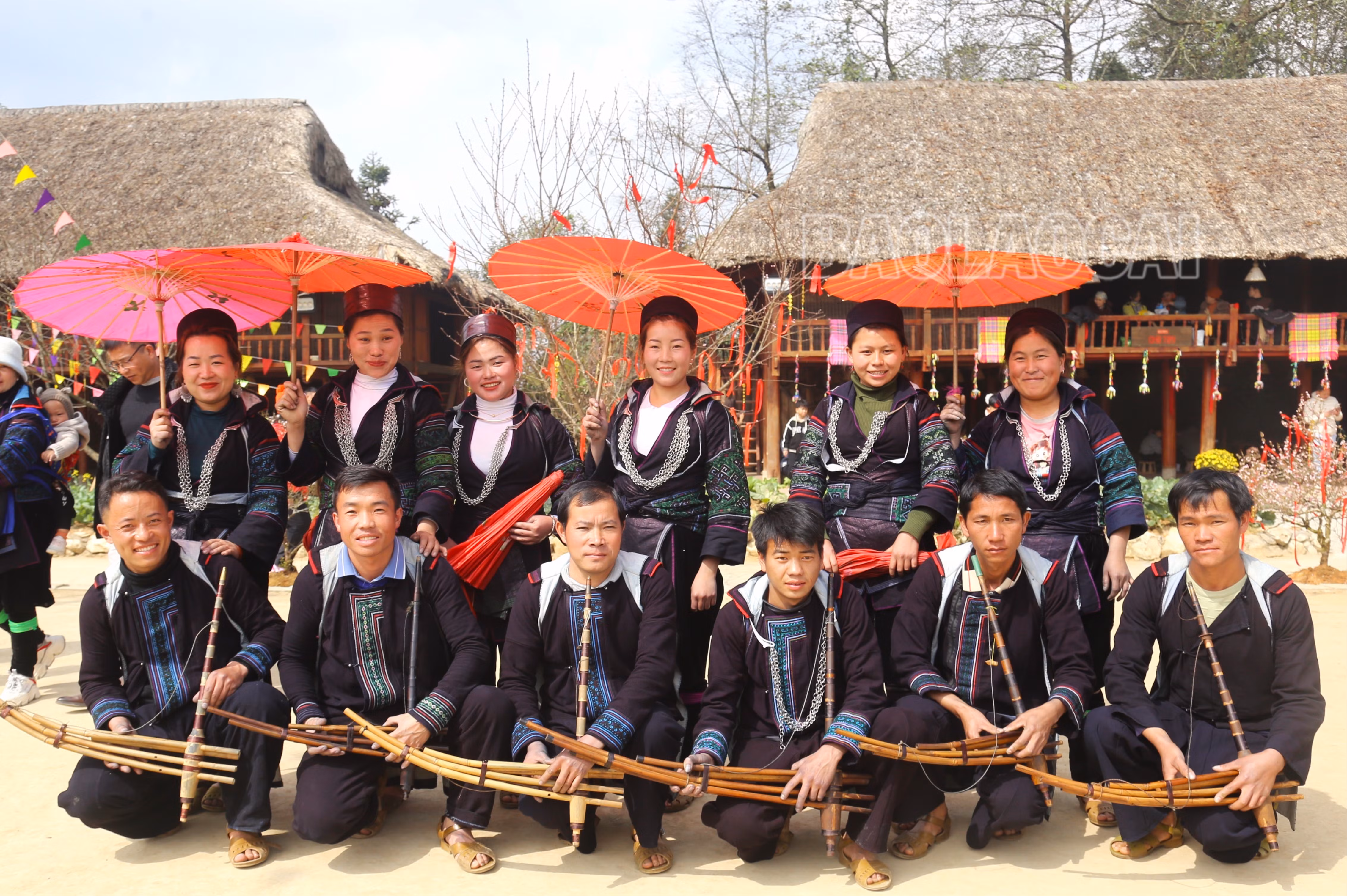 Cứ vào dịp đầu năm mới, các chàng trai, cô gái người Mông xúng xính áo mới đi du xuân..JPG