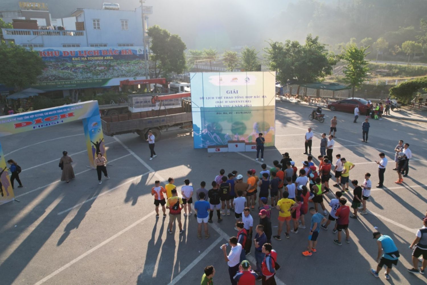 Quang cảnh lễ khai mạc Giải Marathon vượt núi Tây Bắc - Lào Cai năm 2023. (ảnh: Lê Hiếu) Quang cảnh lễ khai mạc Giải Marathon vượt núi Tây Bắc – Lào Cai năm 2023.jpg