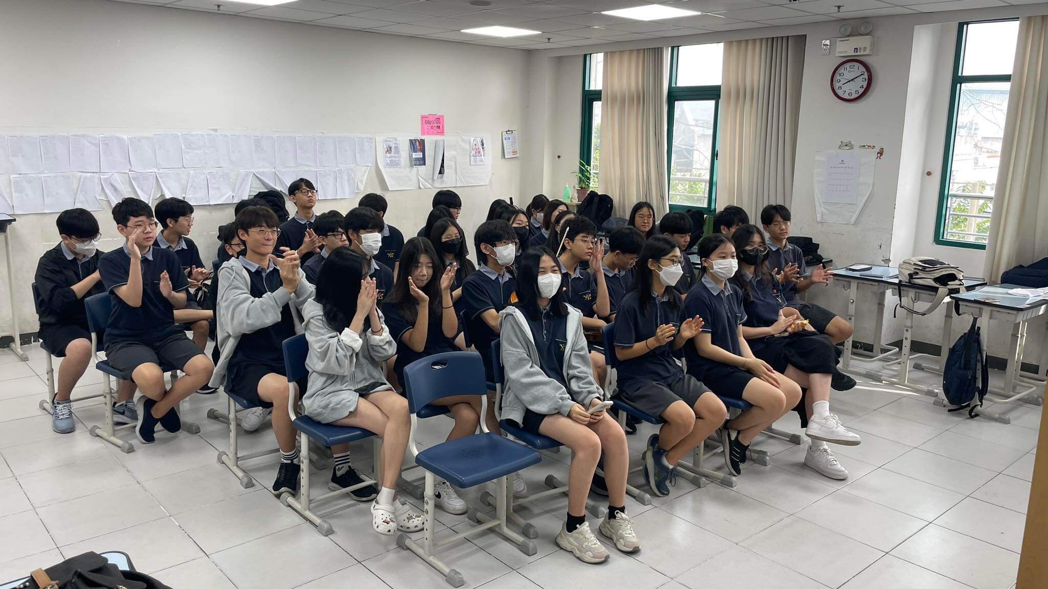 Học sinh tại điểm cầu Hàn Quốc. z4888796587080_4b2764607413c6624920e228ed85a0ff.jpg