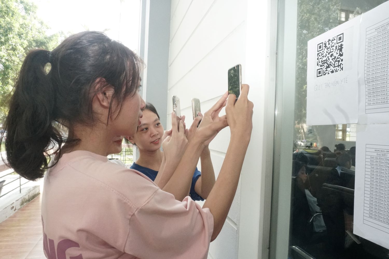 Tân sinh viên - người học quét mã QR để tra cứu, cập nhật thông tin nhanh chóng, chính xác. Quét QRcode.jpg
