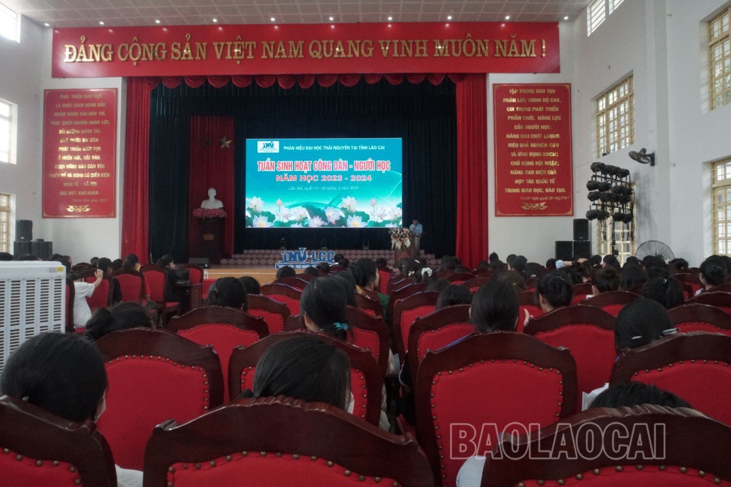 Quang cảnh chương trình “Tuần sinh hoạt công dân – người học” năm học 2023 - 2024. Quang cảnh chương trình.jpg