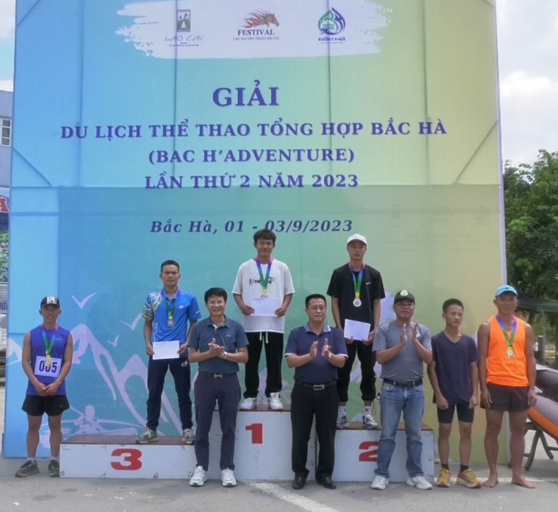Trao giải nội dung nam dưới 40 tuổi. Trao giải nội dung nam dưới 40 tuổi.jpg