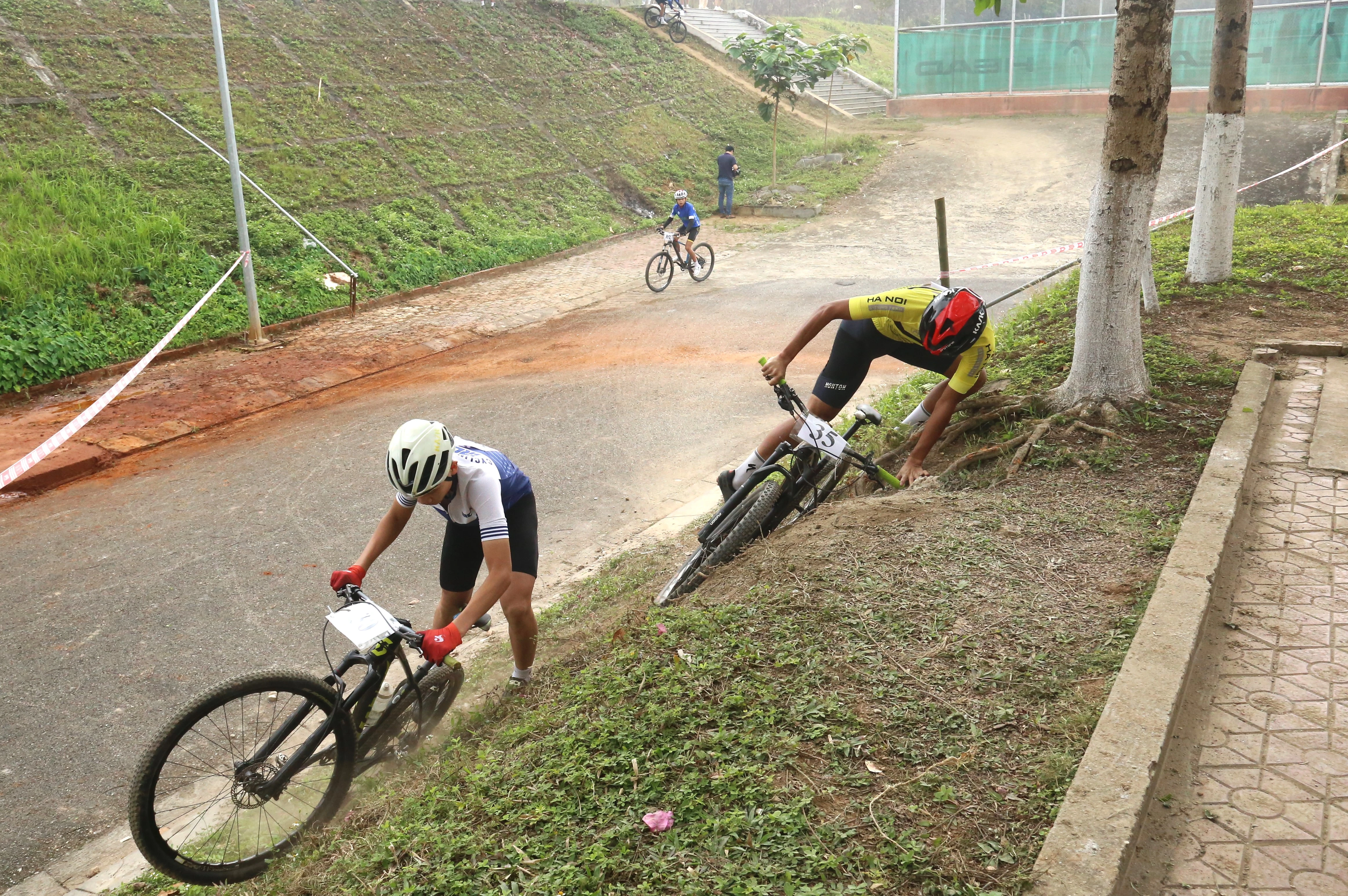 Gặp sự cố trên đường đua. (2).JPG