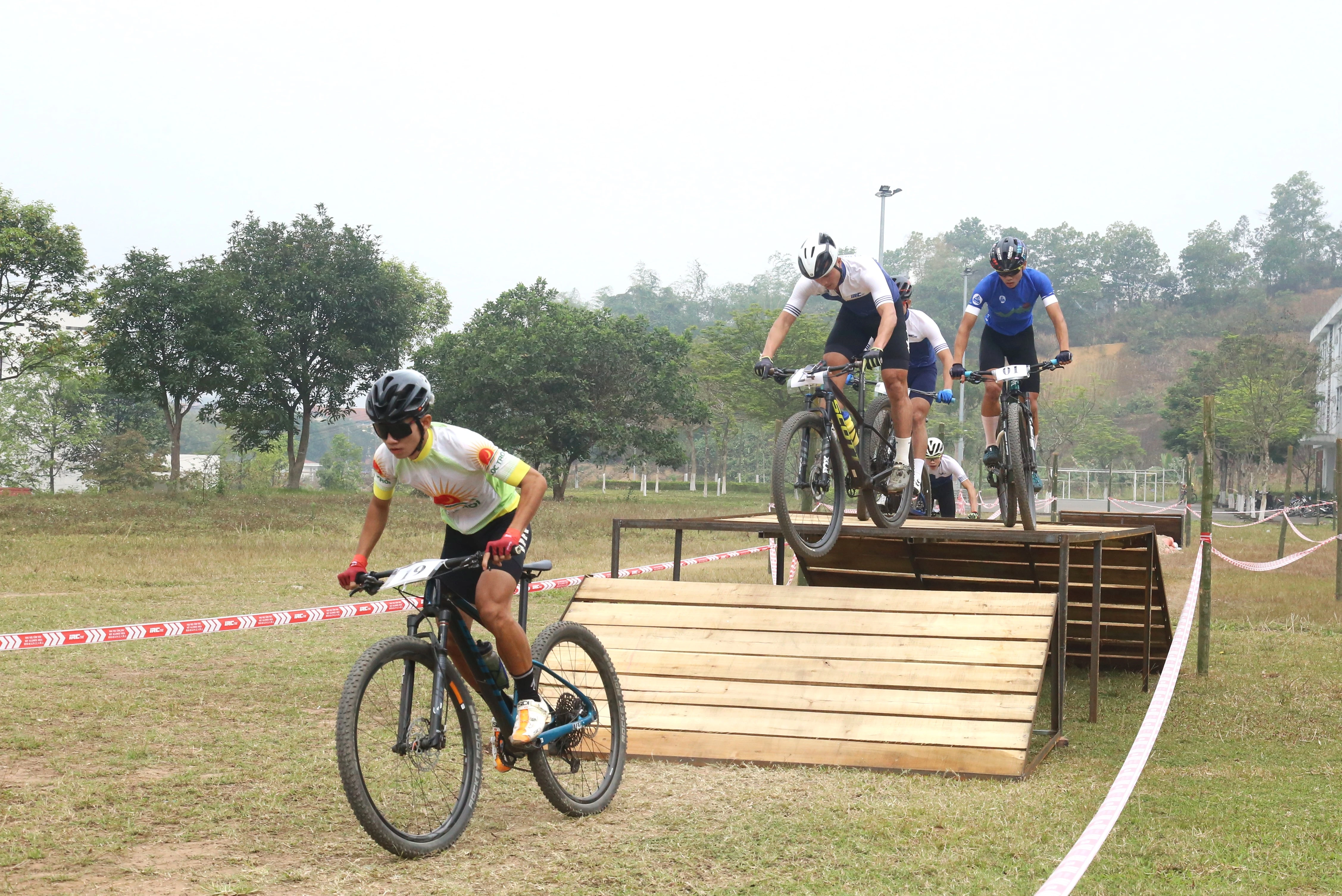 Vượt chướng ngại vật. (4).JPG