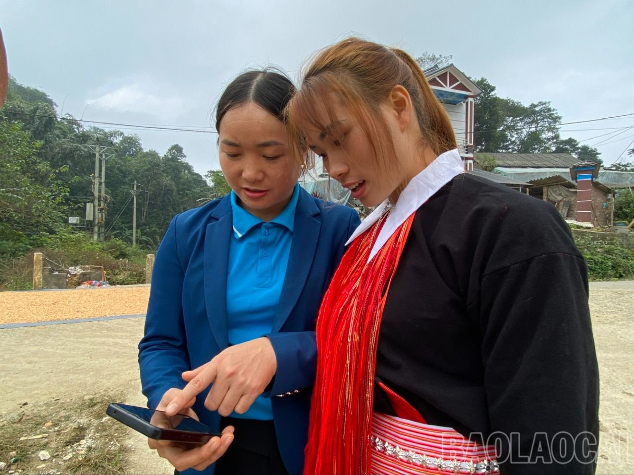 Cán bộ hội phụ nữ cấp cơ sở hướng dẫn hội viên sử dụng mạng xã hội an toàn, lành mạnh, hiệu quả.