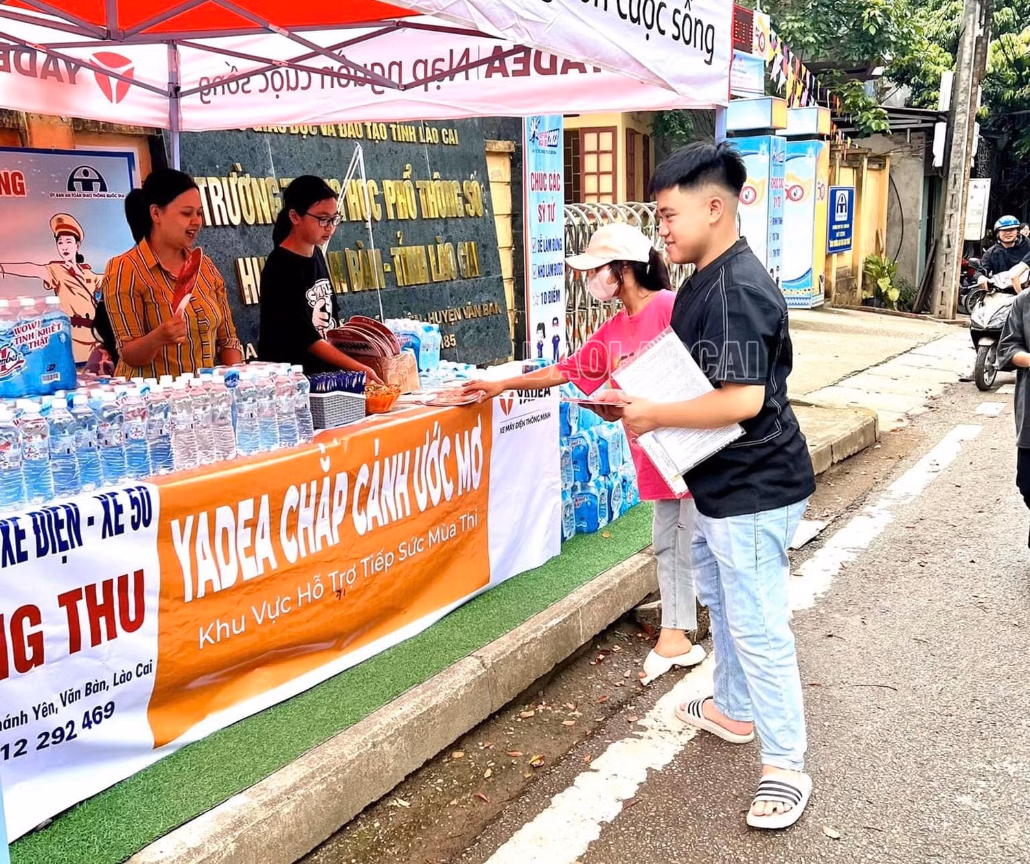 Thí sinh nhận đồ miễn phí từ gian hàng của chị Mai Thu..jpg