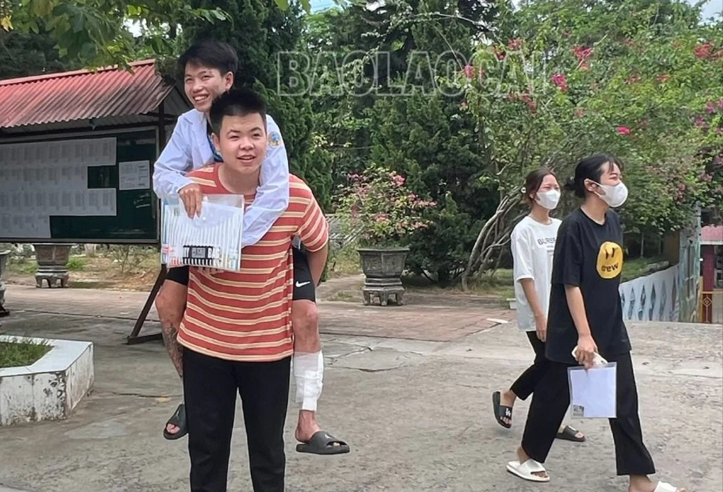 Tô Việt Anh cõng bạn đến phòng thi..jpg