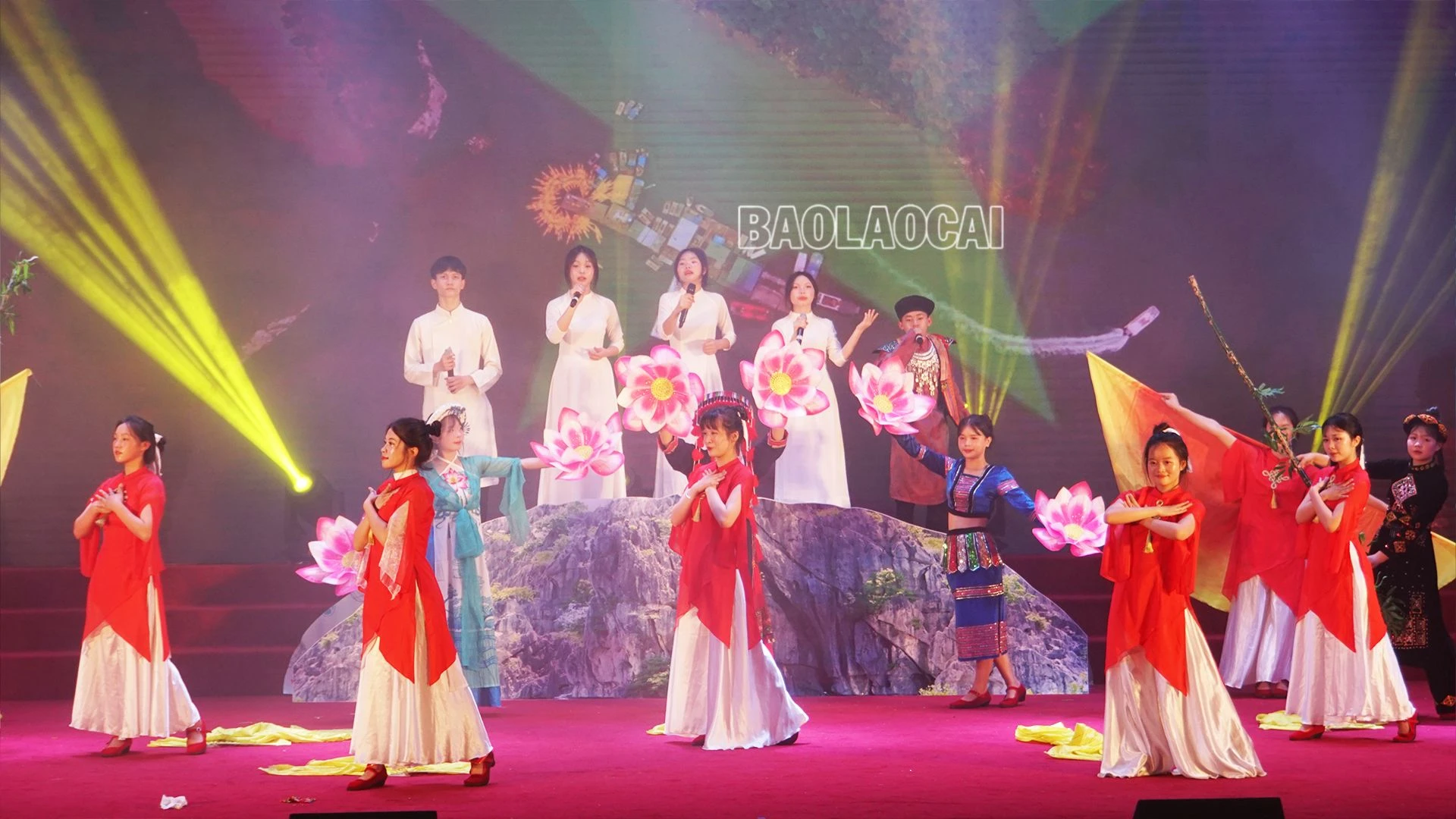 Hầu hết các tiết mục được chuẩn bị tốt về trang phục, nhạc cụ và có sự luyện tập.