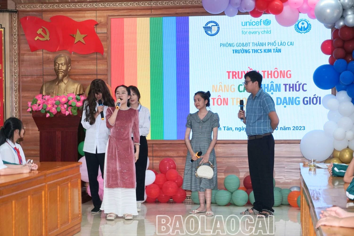 Các em học sinh biểu diễn tiểu phẩm về chủ đề “Đa dạng và hòa nhập giới”.