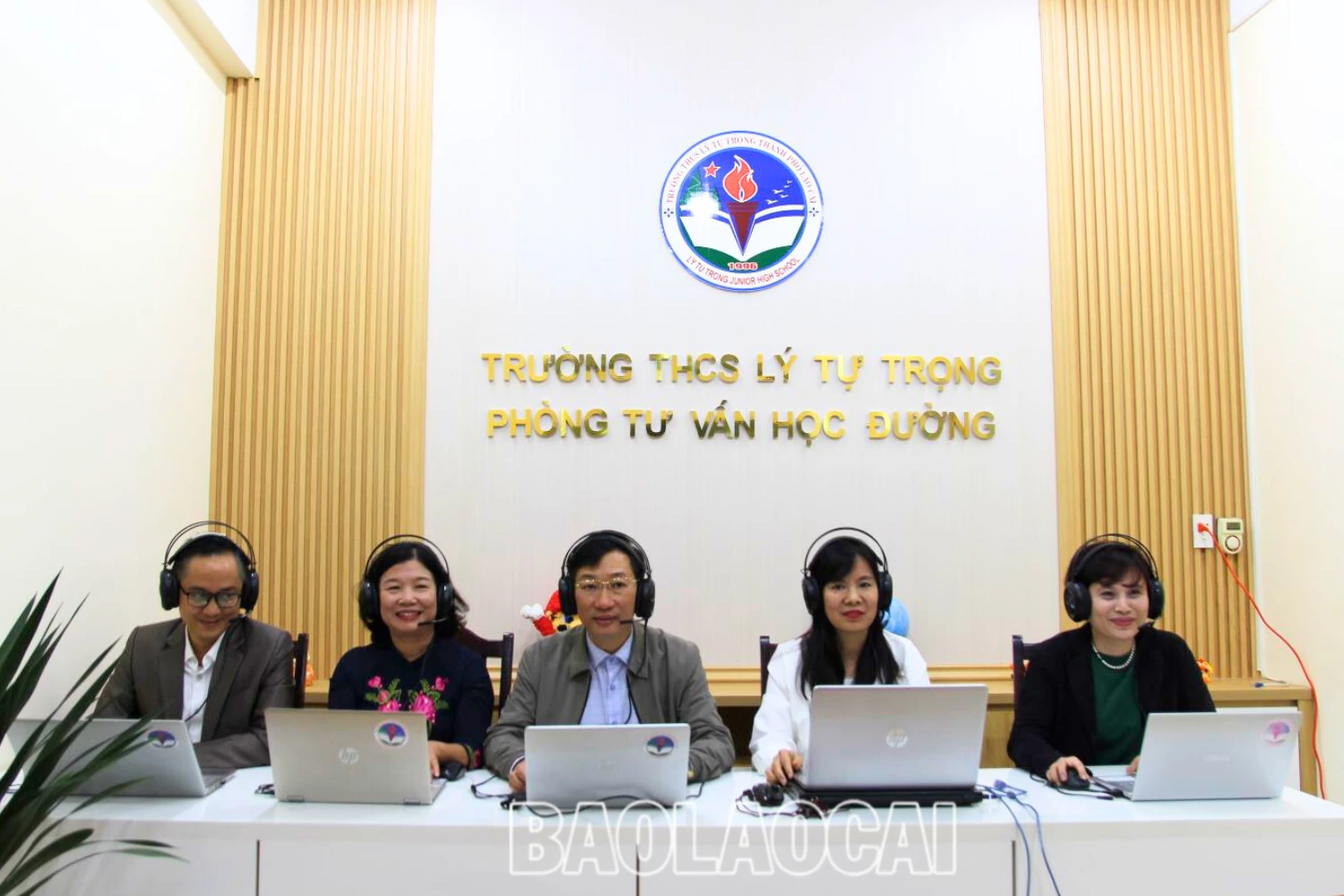 Đại biểu cùng tham gia tư vấn tâm lý học đường thông qua website trực tuyến..