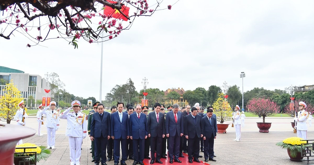 Các đồng chí lãnh đạo, nguyên lãnh đạo Đảng, Nhà nước thành kính tưởng nhớ công lao to lớn của Chủ tịch Hồ Chí Minh.