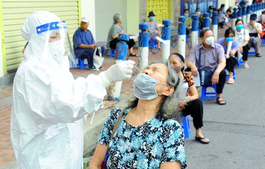 Bộ Y tế: Thực hiện giãn cách xã hội theo nguyên tắc phạm vi nhỏ, hẹp nhất; thần tốc xét nghiệm - Ảnh 3.