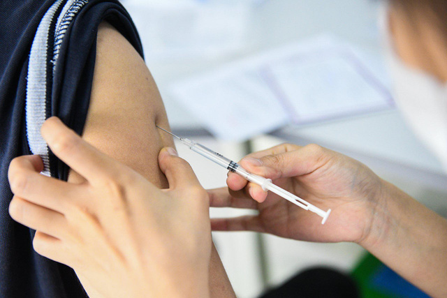 Sáng 17/7: Người không tiêm vaccine có nguy cơ mắc COVID-19 cao hơn khoảng 5 lần so với người đã tiêm - Ảnh 1. Sáng 17/7: Người không tiêm vaccine có nguy cơ mắc COVID-19 cao hơn khoảng 5 lần so với người đã tiêm - Ảnh 1.