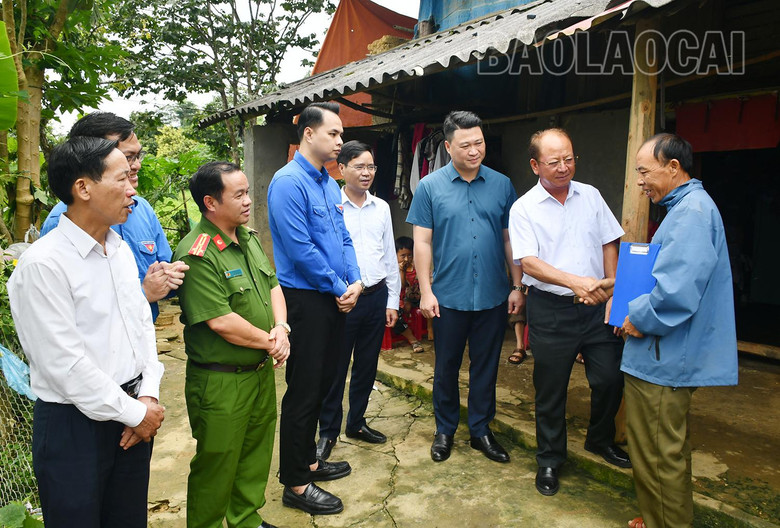 Thăm, tặng quà ông Giàng Seo Dìn, tổ viên Tổ bảo vệ tổ dân phố Hoàng Thu Phố, thị trấn Si Ma Cai.