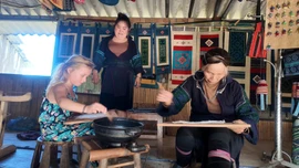 Người Mông Can Ngài phát triển kinh tế từ nghề truyền thống 