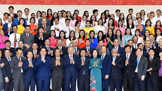 Đổi mới mạnh mẽ giáo dục, tập trung xây dựng con người xã hội chủ nghĩa