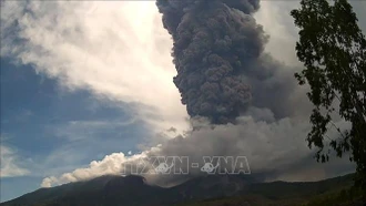 Nhiều sân bay ở Indonesia đóng cửa do núi lửa Lewotobi Laki-Laki phun trào