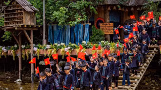 [Ảnh] Lào Cai rực rỡ cờ hoa chào mừng ngày đại thắng 30/4