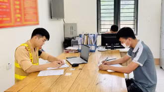 Xử phạt chủ phương tiện chở người trên thùng xe trái quy định