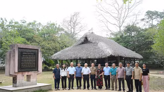 Đoàn đại biểu Quốc hội các khóa tỉnh Lào Cai dâng hương tại Khu di tích Quốc gia đặc biệt Tân Trào