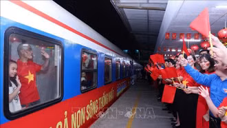 [Ảnh] Đôi tàu Thống Nhất lăn bánh kỷ niệm 50 năm Giải phóng miền Nam, thống nhất đất nước