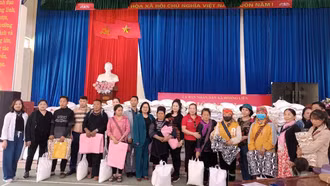 Trao 1.000 suất quà cho hộ nghèo, hộ cận nghèo