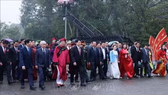 Chủ tịch nước Lương Cường lên núi Nghĩa Lĩnh dâng hương tưởng niệm các Vua Hùng