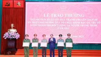 Khen thưởng các đơn vị tham gia đấu tranh chuyên án triệt phá đường dây tổ chức đánh bạc có yếu tố nước ngoài