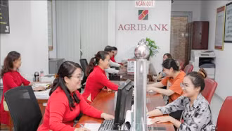 Lãi suất ngân hàng tiếp tục giảm, hỗ trợ khách hàng vay vốn