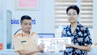 Bàn giao biển số cho công dân đầu tiên đăng ký xe ô tô lần đầu qua dịch vụ công trực tuyến toàn trình