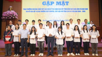 Sa Pa: Gặp mặt, khen thưởng học sinh có thành tích trong kỳ thi học sinh giỏi cấp tỉnh và thi vào lớp 10